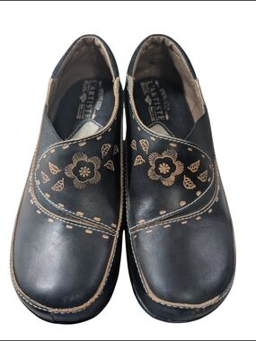 L'Artiste Black Leather Slip-On Shoes with Tan Floral Embroidery, Like New, Size